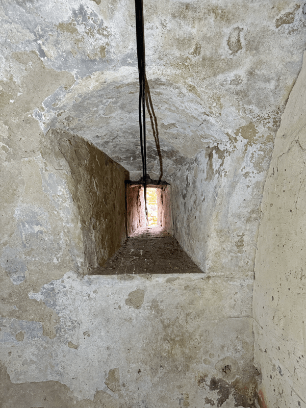 bergfried-angern-schießscharte