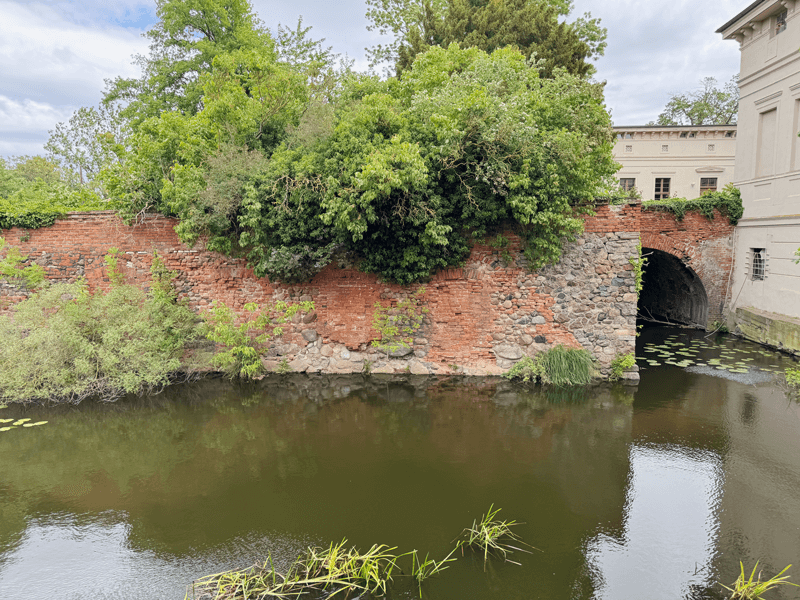 burg-angern-fenster-west